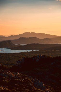Caprera Adası 'ndan La Maddalena Adası manzarası