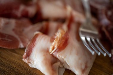 İtalyan usulü et ve jambon.