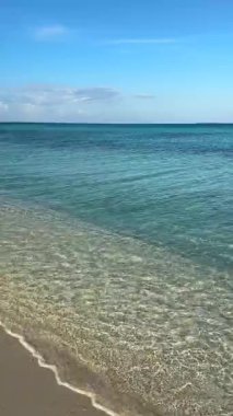 Güzel Playa de la Cueva plajında yürüyoruz, Cabo Rojo, Dominik Cumhuriyeti, Haiti sınırında. Sakin, kristal gibi berrak, turkuaz Karayip denizi. Huzurlu bir tatil, hiç kimse. Dikey video.