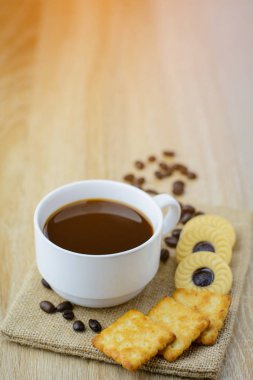Kahve kraker ve ahşap masa ile cookie ile arka plan bulanıklık.