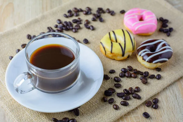 Taza Café Con Rosquilla Colores Fondo Borroso Mesa Madera Enfoque — Foto de Stock