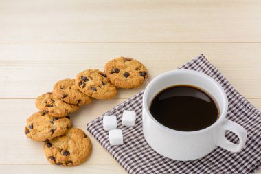 Ahşap cookie ile kahve mola süresi için masa veya kopya alanı ile zaman sakin ol.