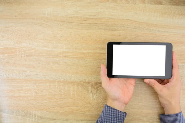 Online çalışma evde ahşap masa üzerinde office beyaz bir ekran ile dijital tablet holding iş adamı. Metin için yer kopyalayın.