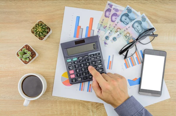 Empresario haciendo trabajo financiero en escritorio de la oficina . — Foto de Stock