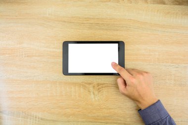 Online ofis masa başında çalışan beyaz bir ekran ile dijital tablet dokunmadan iş adamı. Metin için yer kopyalayın.