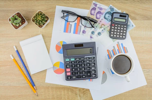 Vista superior de la calculadora y herramientas esenciales artículos sobre finanzas — Foto de Stock