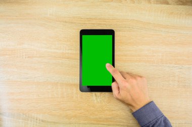 Dijital tablet yeşil bir ekran ile dokunmadan işadamı.