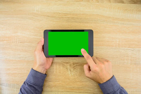 Empresario Tocando Tableta Digital Con Una Pantalla Verde — Foto de Stock