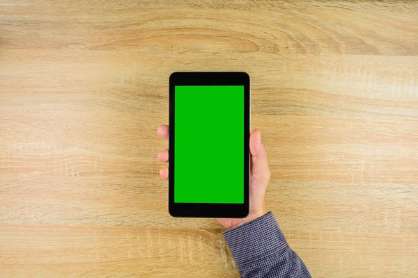 Dijital tablet ile yeşil perde tutan işadamı.