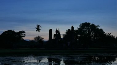 Sukhothai Historical Park Tayland, Kuzey Thailand.4k gün gece zaman atlamalı için ünlü turistik Mahathat Tapınağı. Turizm Sanayi kavramı. Asya seyahat.