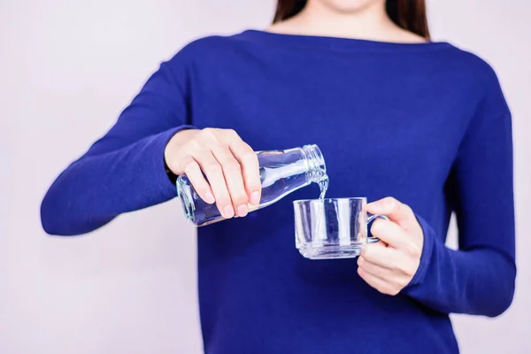Mujer Vestido Azul Vertiendo Agua Vidrio Deslumbramiento Botella Vidrio Enfoque — Foto de Stock