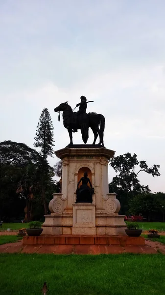Botanik bahçesindeki Tipu Sultan heykeli