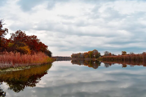 Bela Paisagem Outono Lago Que Reflete Nuvens — Fotografia de Stock