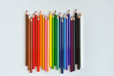 Beyaz bir arka plan üzerinde güzel bir dalga renkli kalem bir dizi.