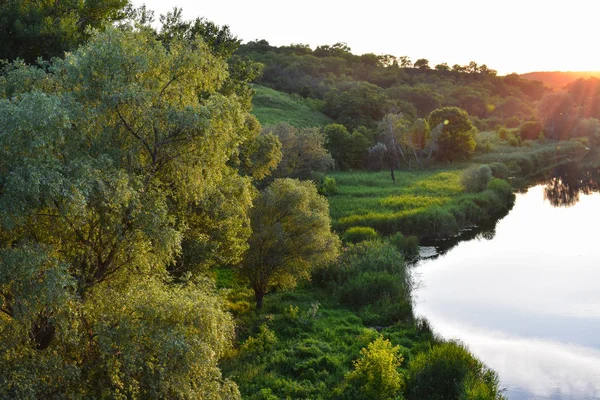 Hermoso paisaje del río al atardecer — Foto de Stock