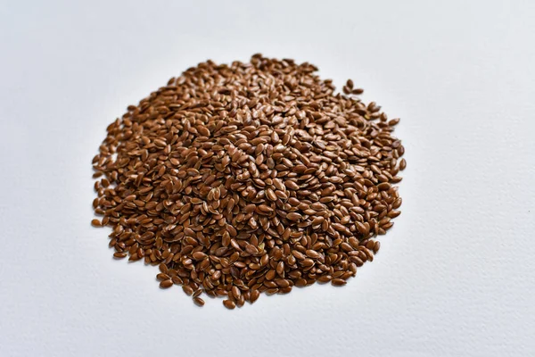Pile of flax seeds on a white background. — Stock Photo, Image