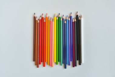 Beyaz arka planda izole edilmiş renkli kalemler. Yaklaş. Boşluğu kopyala