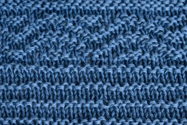 Doğal yün mavisinin çapraz ve yatay desenleri örme
