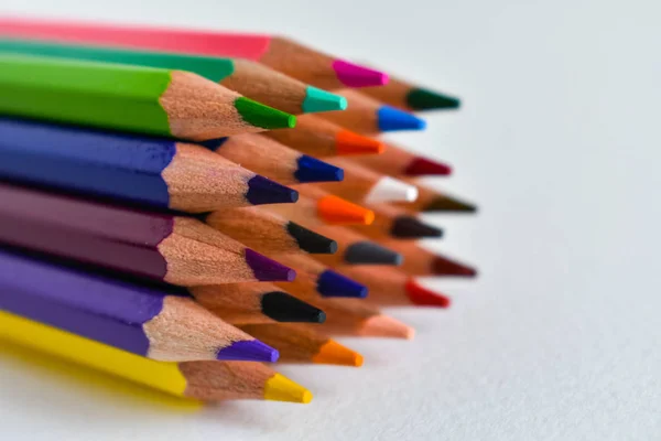 Renkli kalemler yakın çekim. Keskin keskinleştirilmiş renkli kalemler closeup — Stok fotoğraf