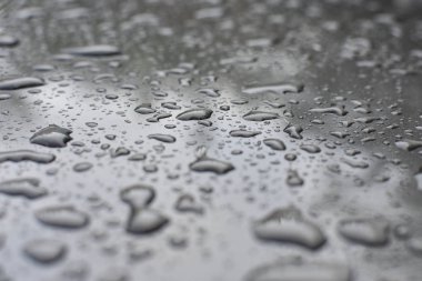 Gri siyah metal yüzeyüzerinde yağmur suyu damlagüzel arka plan dokusu. Güzel arka planlar. Renkli arka planda su damlaları. Koyu gri. 