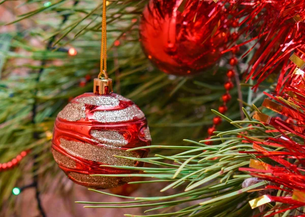 Decorações de Natal na árvore de Natal em clos cores vermelhas — Fotografia de Stock