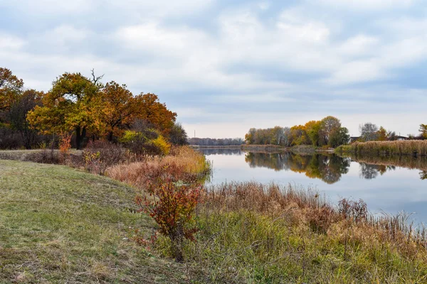 Coloridos árboles otoñales. Paisaje otoñal con nubes y lago . — Foto de Stock