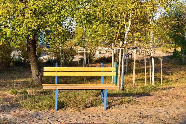 Одна Окрема Лавка Сидіння Крісла Парку Під Деревом Восени Жовтими — стокове фото