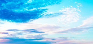 Güzel gün batımı. Mavi gökyüzünde sihirli pembe-mavi-beyaz gün batımı. Resim gibi güzel gün batımı gökyüzü