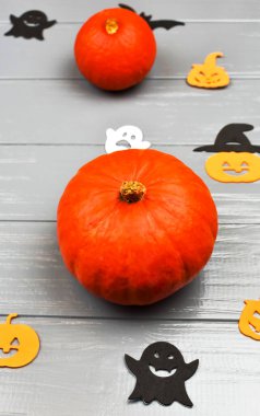 Cadılar Bayramı konsepti Balkabakları, yarasalar, hayaletler, gri ahşap arka planda Vedma şapkaları. Bir yazıt için yer.