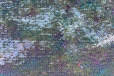 Bokeh 'in noel ışıklarının odaklanmadığı gümüş soyut arka plan. Tatil konsepti. Seçici odak.