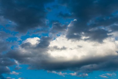 Gün batımında mavi gökyüzüne karşı büyük beyaz turuncu bulut..