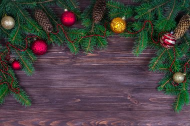 Koyu ahşap arka planda süslemeli Noel ağacı. Yukarıdan bak. Yazı için uygun bir yer. Yeni yıl. Noel