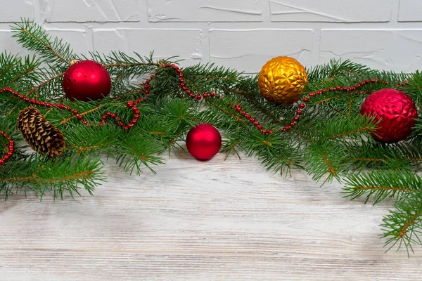 Árbol de Navidad con decoración sobre fondo de madera blanca. Vista desde arriba. Lugar para una inscripción. Año Nuevo. Navidad —  Fotos de Stock