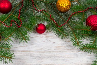 Beyaz ahşap arka planda süslemeli Noel ağacı. Yukarıdan bak. Yazı için uygun bir yer. Yeni yıl. Noel