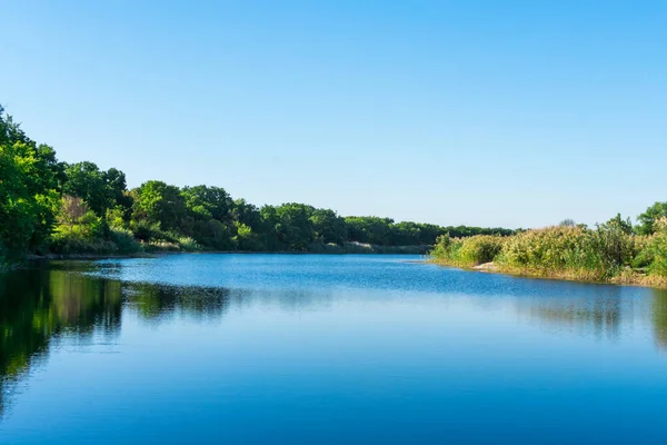 Paisagem idílica com um lago claro. Severodonetsk. Lago Kleshnya. — Fotografia de Stock