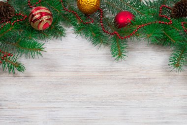 Beyaz ahşap arka planda süslemeli Noel ağacı. Yukarıdan bak. Yazı için uygun bir yer. Yeni yıl. Noel