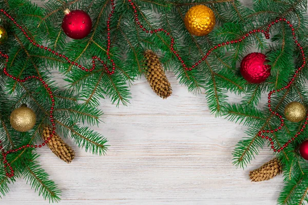 Árbol de Navidad con decoración sobre fondo de madera blanca. Vista desde arriba. Lugar para una inscripción. Año Nuevo. Navidad —  Fotos de Stock