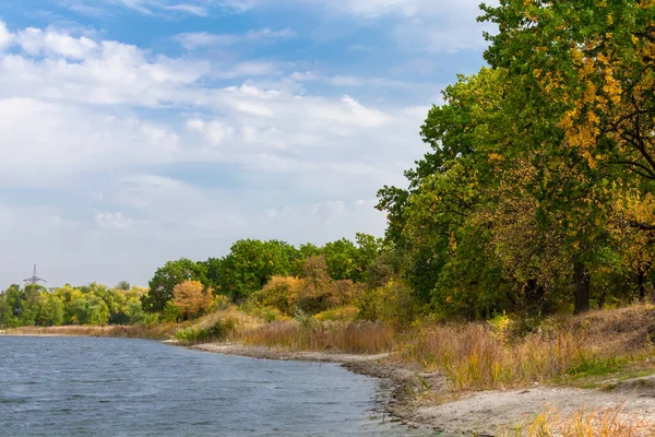 Paisagem florestal com um lago no outono. Lago Kleshnya Severodonetsk. — Fotografia de Stock