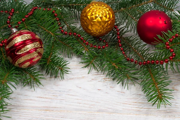 Árbol de Navidad con decoración sobre fondo de madera blanca. Vista desde arriba. Lugar para una inscripción. Año Nuevo. Navidad —  Fotos de Stock