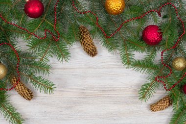 Beyaz ahşap arka planda süslemeli Noel ağacı. Yukarıdan bak. Yazı için uygun bir yer. Yeni yıl. Noel