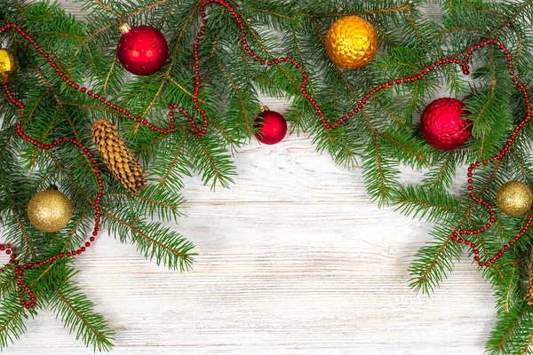 Árbol de Navidad con decoración sobre fondo de madera blanca. Vista desde arriba. Lugar para una inscripción. Año Nuevo. Navidad —  Fotos de Stock