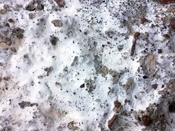 关闭抽象的小石头混凝土水泥墙纹理背景 石鹅卵石与擦除的白色油漆 — 图库照片