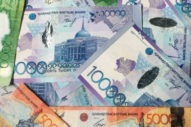 2000, 5000 ve 10.000 Kazakistan tenge banknotlarının arka plan görüntüleri