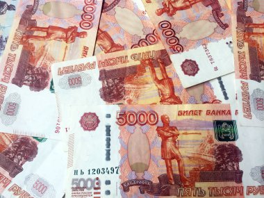 arka plan olarak 500 banknot ve 5.000 Rus rublesi görüntüleri
