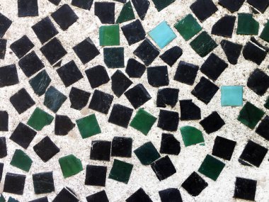 Duvarın bir kısmı küçük çok renkli mozaik ile dekore edilmiştir. Iç bir arka plan olarak kullanılabilir.