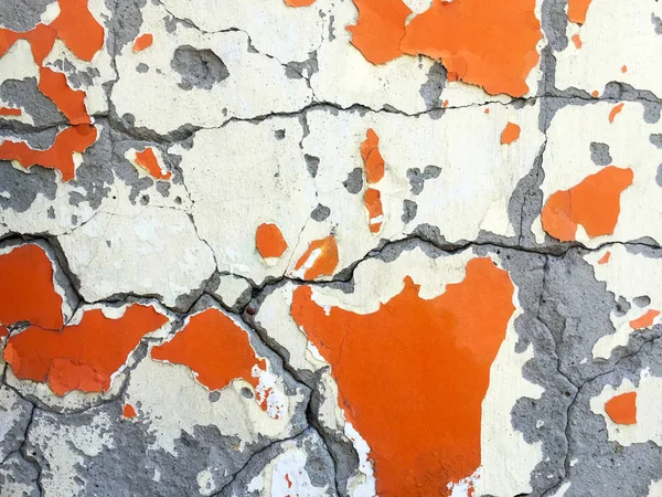 Část Staré Betonové Stěny Trhlinami Zbytky Rozpraskané Oranžové Sádry — Stock fotografie