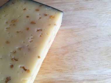 Tahta tahtada tahıllı peynir. Metin için yer.