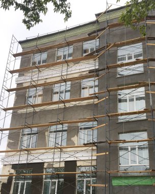 Eski okulun yeniden inşası. Evin yakınında iskele.