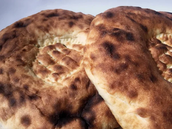 Delicioso Pão Macio Tortilhas Fritas Redondas Estão Uma Mesa Madeira — Fotografia de Stock