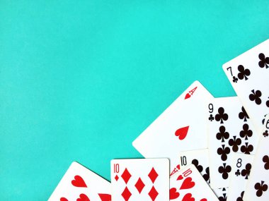 Mavi bir arka plan üzerinde çeşitli şeritler birçok eski tozlu oyun kartları. Yakın çekim, kopyalama alanı.